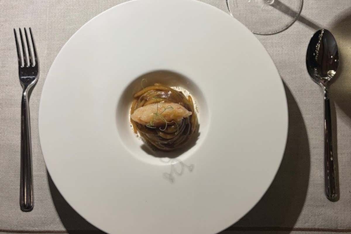 Spaghetti all’aglio nero bruciato, gamberi e polvere di cappero